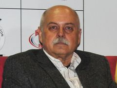 Zdeněk Mokroš, ředitel firmy, která má na starosti jádro celé akce - zhotovení ledové plochy.