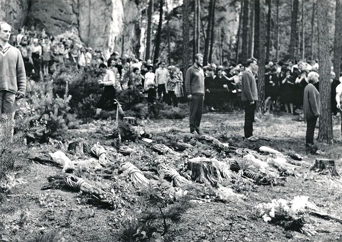 Panychida za zahynulé horolezce ve Skaláku, 11. 7. 1970 / Archiv Muzea Českého ráje v Turnově a archiv Viktorie Karouškové