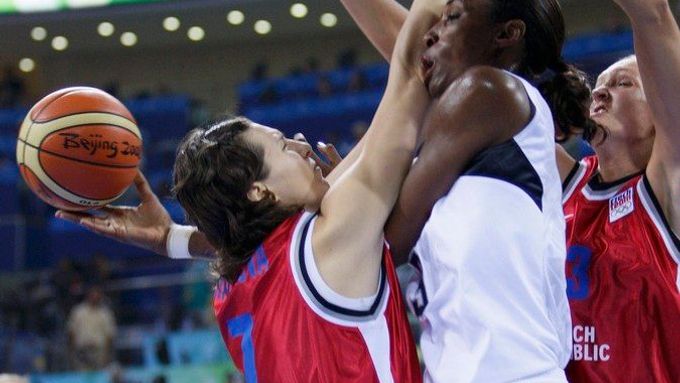 Michaela Hartigová brání Američanku Lisu Leslieovou v prvním zápase českých basketbalistek na OH v Pekingu.