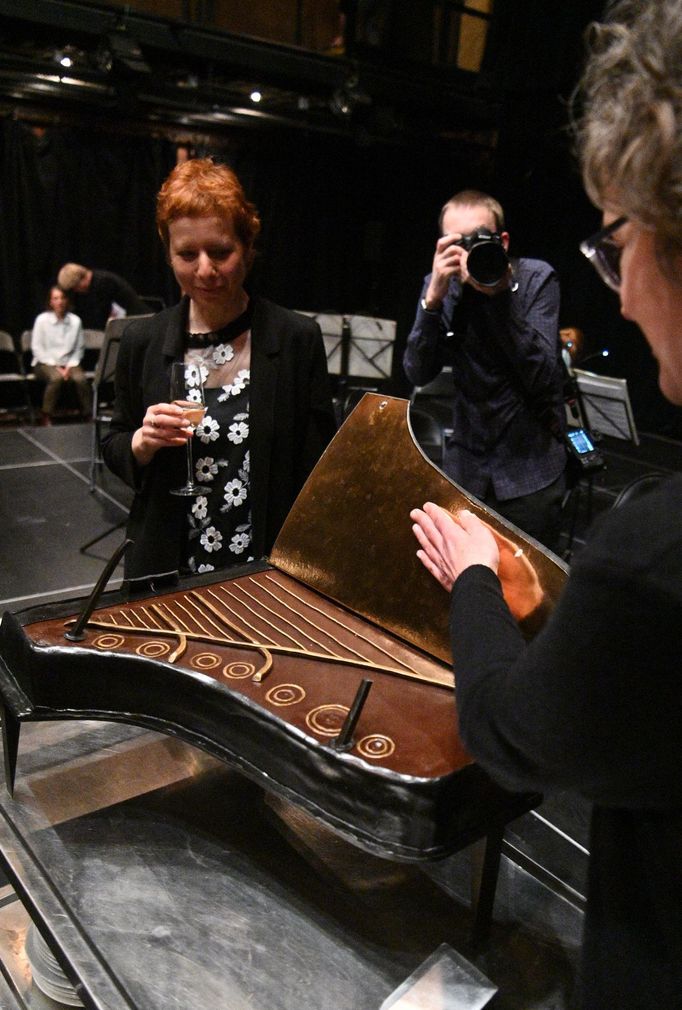 Miloš Štědroň dostal dort ve tvaru klavíru.