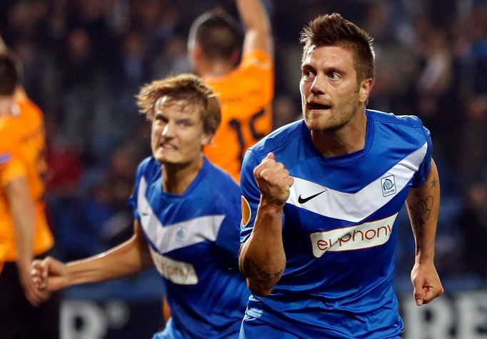 Fotbalisté Chenku Benjamin De Ceulaer a Jelle Vossen slaví gól proti Sportingu Lisabon v utkání Evropské ligy 2012/13.