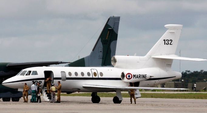 Stroj francouzského námořnictva se po hodinách pátrání po zmizelém Airbusu vrátil na brazilskou základnu Natal. Hledání skončilo; našly se trosky.