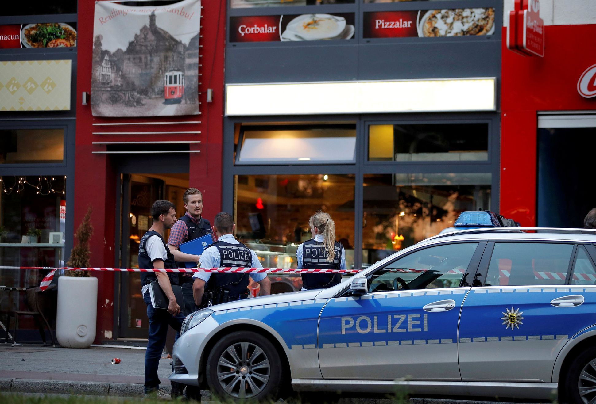 Policie před místem útoku v Reutlingenu