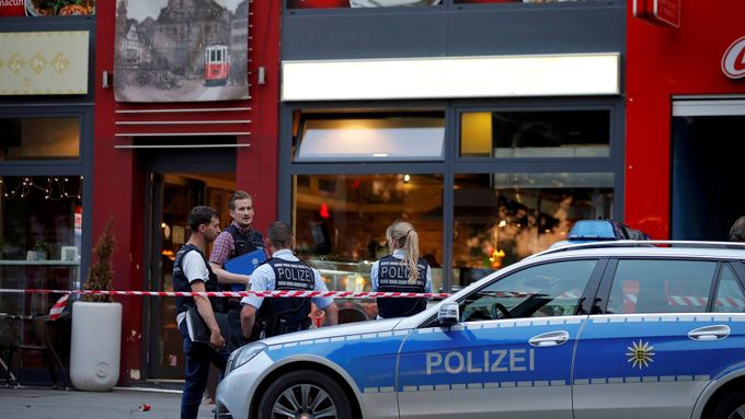 Policie před místem útoku v Reutlingenu.