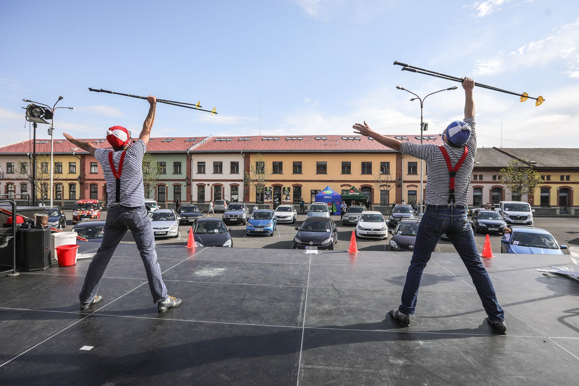 Divadlo pro auta - Bratři v tricku - festival Artparking, autokino, pražská tržnice, karanténa, roušky