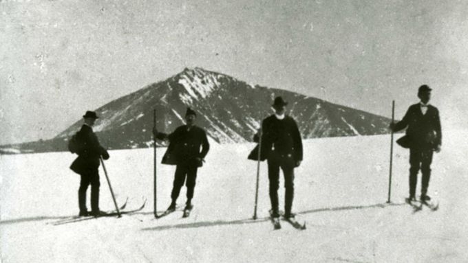 Lyžaři pod Sněžkou, rok 1896.