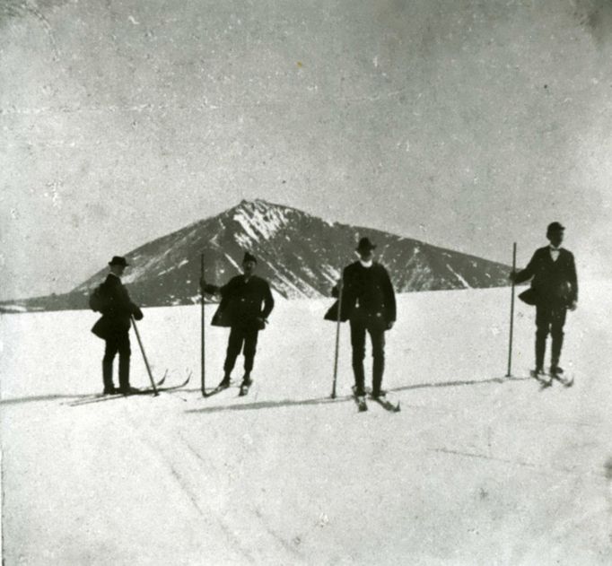 Lyžaři pod Sněžkou, rok 1896.