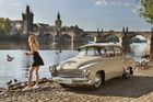 Na titulní stránce focené v sedm ráno u Karlova mostu je Wartburg 311, který přišel na svět v bývalé továrně BMW v Eisenachu v roce 1956 a vyráběl se až do roku 1965. Vedle sedanu vzniklo i kombi, větší kombík Camping se zadními okny zasahujícími až do střechy, kupé i kabriolet.