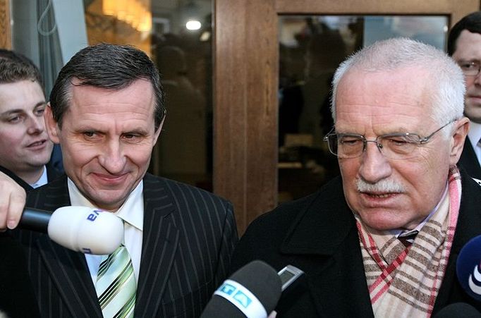 Prezident Václav Klaus s lidovci hovořil o stavu české justice, Evropské unii a energetice. Otázce návratu šéfa lidovců Jiřího Čunka do vlády se podle slov prezidenta nevěnovali.