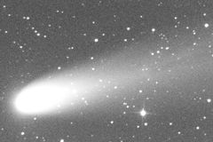 O víkendu lze na obloze spatřit kometu