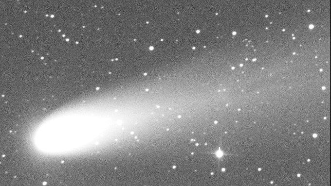 Kometu Schwassmann-Wachmann 3 (na snímku jak jí zachytili v Austrálii v roce 1995)