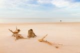 Pláž poblíž letoviska Leba časně ráno. Kolem Leby jsou desítky kilometrů písečných pláží, kde na podzim skoro nikoho nepotkáte.