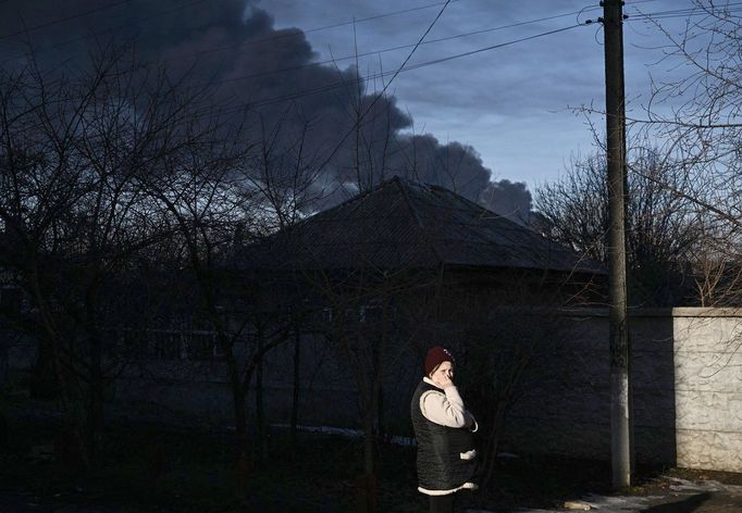 Černý kouř vznášející se v oblasti vojenského letiště Chugujev nedaleko Charkova. Ruský útok na Ukrajinu. 24. 2. 2022