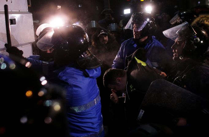 V rumunské metropoli Bukurešť protestují desetitisíce lidí proti kroku levicové vlády, která se rozhodla omilostnit stovky vězňů.