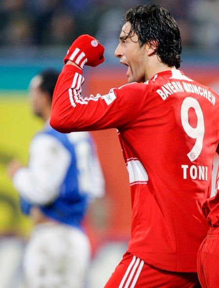 Radost útočníka Bayernu Luca Toniho v utkání s Hansou Rostock