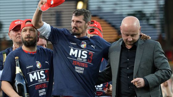 Plzeňští fotbalisté věnovali titul nemocnému spoluhráči Mariánu Čišovskému. Ligový úspěch Viktoriánů s sebou nese ale i jiné silné příběhy. Projděte si je v naší galerii.