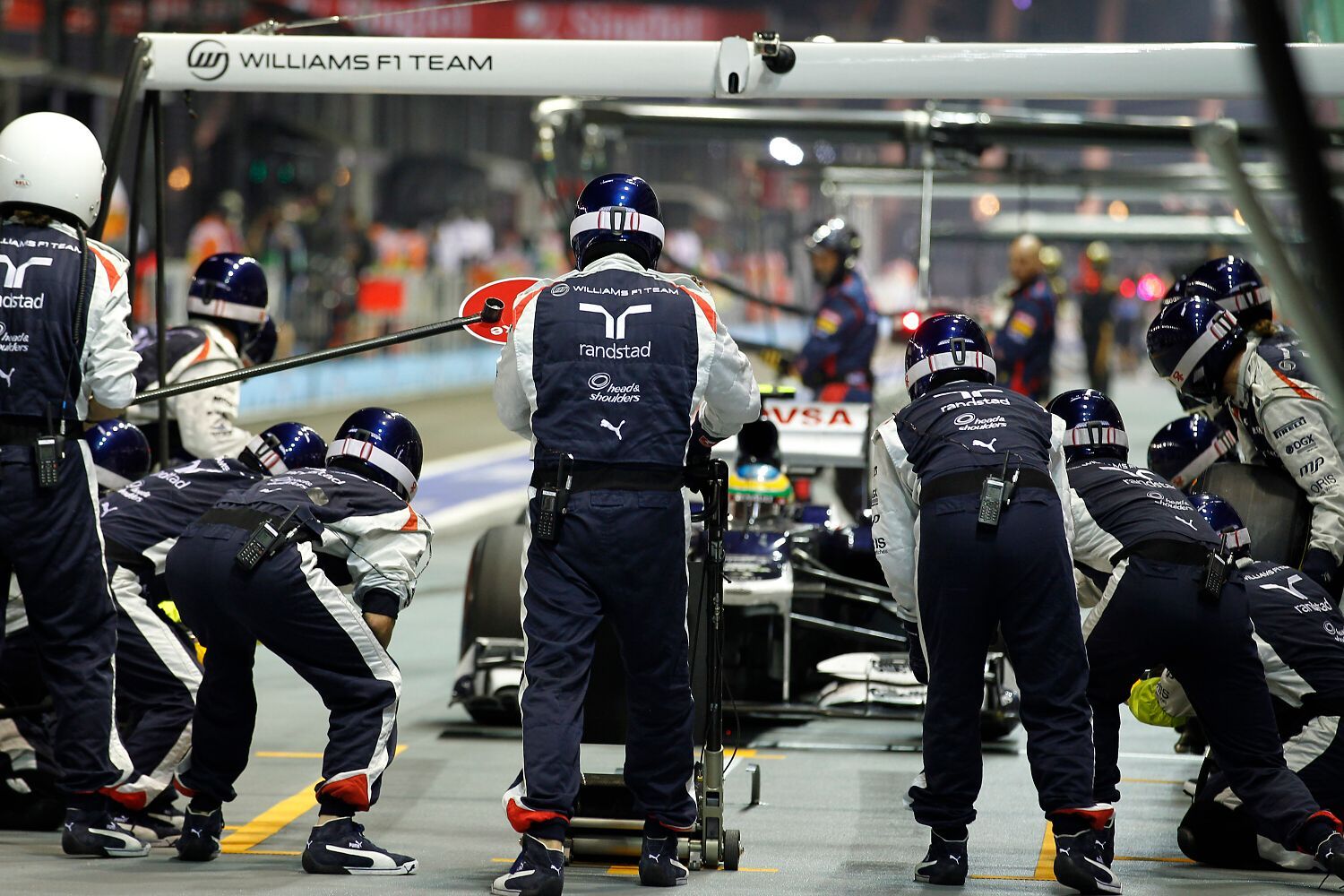 Williams, helmy mechaniků