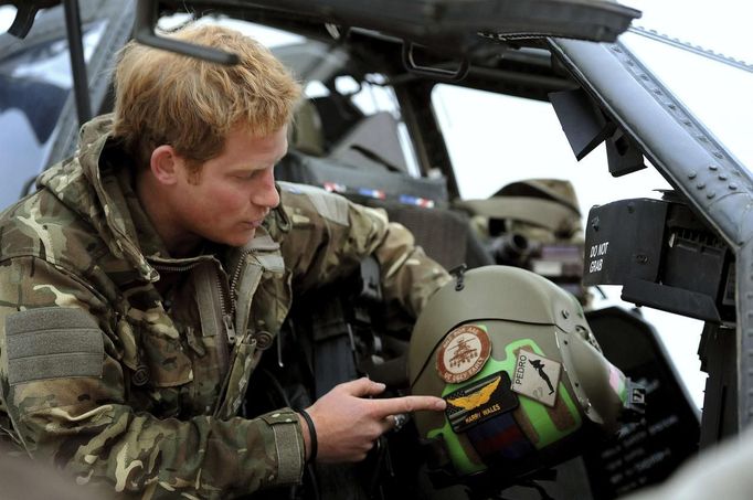 Britain's Prince Harry speaks during an interview with media at Camp Bastion, southern Afghanistan in this photograph taken December 12, 2012, and released January 21, 2013. The Prince, who is serving as a pilot/gunner with 662 Squadron Army Air Corps, is on a posting to Afghanistan that runs from September 2012 to January 2013. Photograph taken December 12, 2012. REUTERS/John Stillwell/Pool (AFGHANISTAN - Tags: MILITARY POLITICS SOCIETY MEDIA ROYALS CONFLICT) Published: Led. 21, 2013, 9:11 odp.