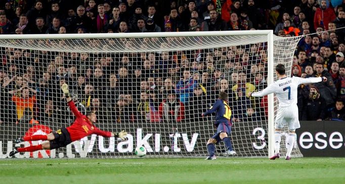 Semifinále Copa del Rey, El Clásico Barcelona vs. Real (Ronaldo dává gól).