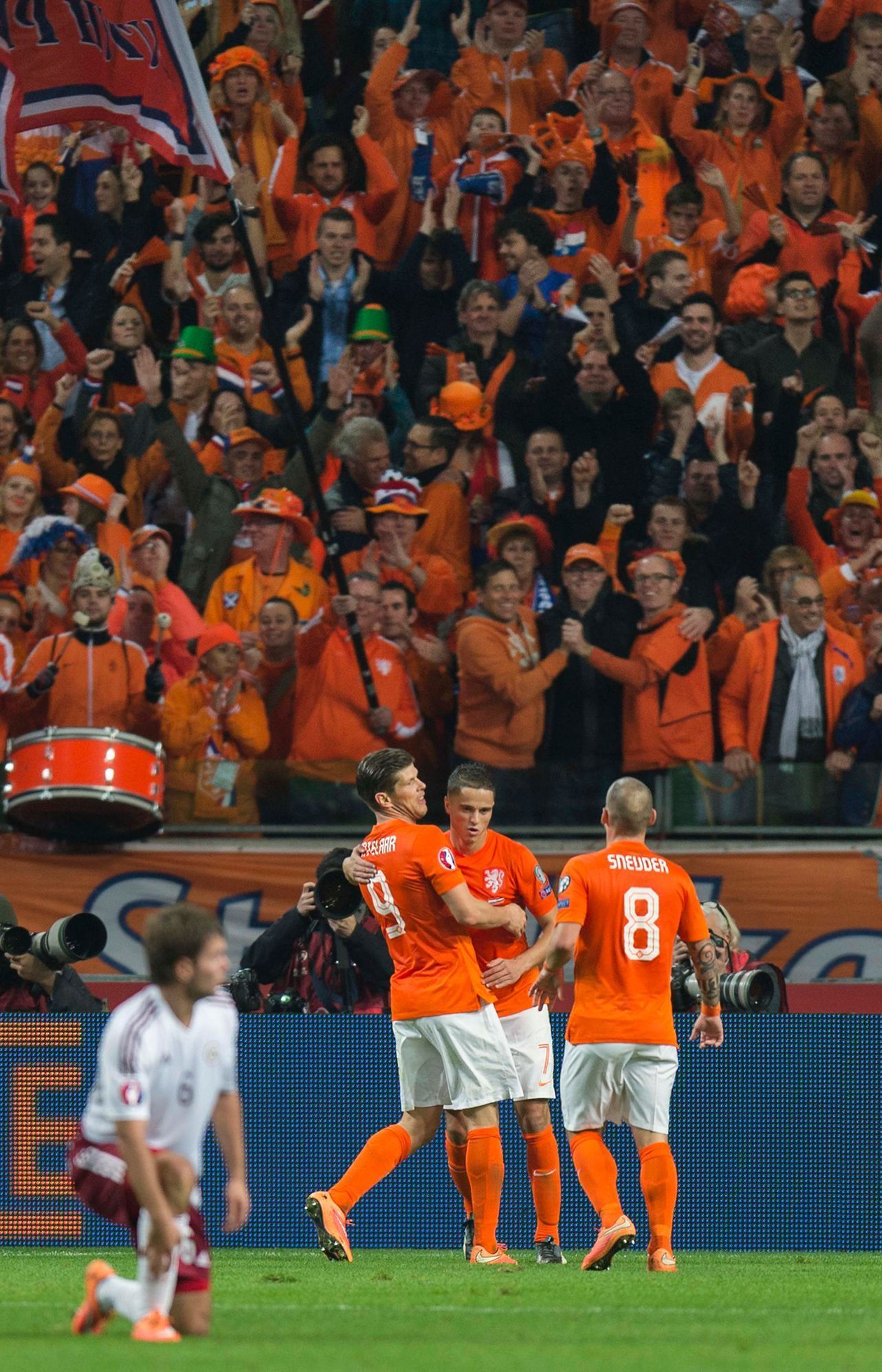 Nizozemsko-Lotyšsko: Klaas-Jan Huntelaar (9), Ibrahim Afellay  a Wesley Sneijder (8) slaví gól
