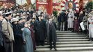 Vladimír Iljič Lenin u Kremelské zdi během prvomájové demonstrace na Rudém náměstí. 1. května 1919 Moskva. Kolorovaná fotografie