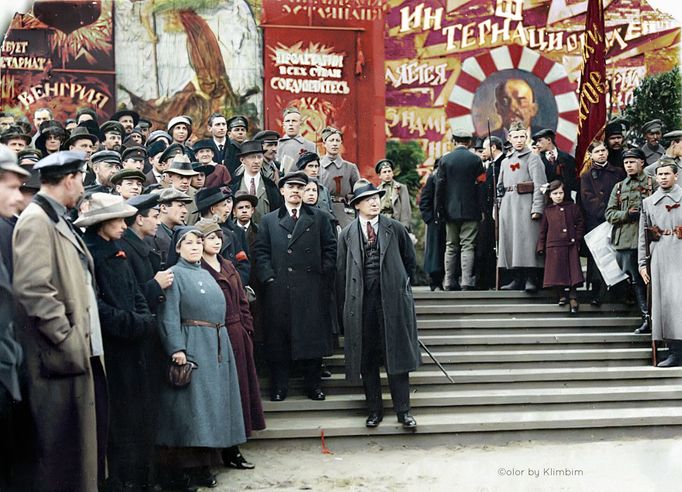 Vladimír Iljič Lenin u Kremelské zdi během prvomájové demonstrace na Rudém náměstí. 1. května 1919 Moskva. Kolorovaná fotografie