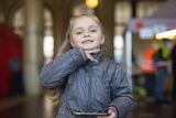 Pětiletá Bohdana pochází z Bílé Cerkve. Za čokoládové sušenky, které dostává od dobrovolníků na hlavním nádraží v hojném počtu, je nesmírně ráda.