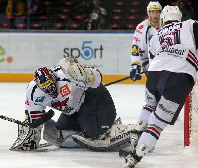 Hokejisté Chomutova Milan Řehoř (brankář) a Lukáš Pulpán hlídají puk v utkání 16. kola Tipsport extraligy 2012/13 proti Spartě Praha.