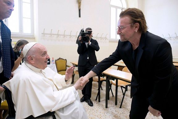 Zpěvák Bono při setkání s papežem Františkem, květen 2022.