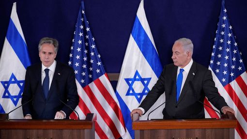 Izraelský premiér Benjamin Netanjahu na tiskové konferenci s šéfem americké diplomacie Antonym Blinkenem.