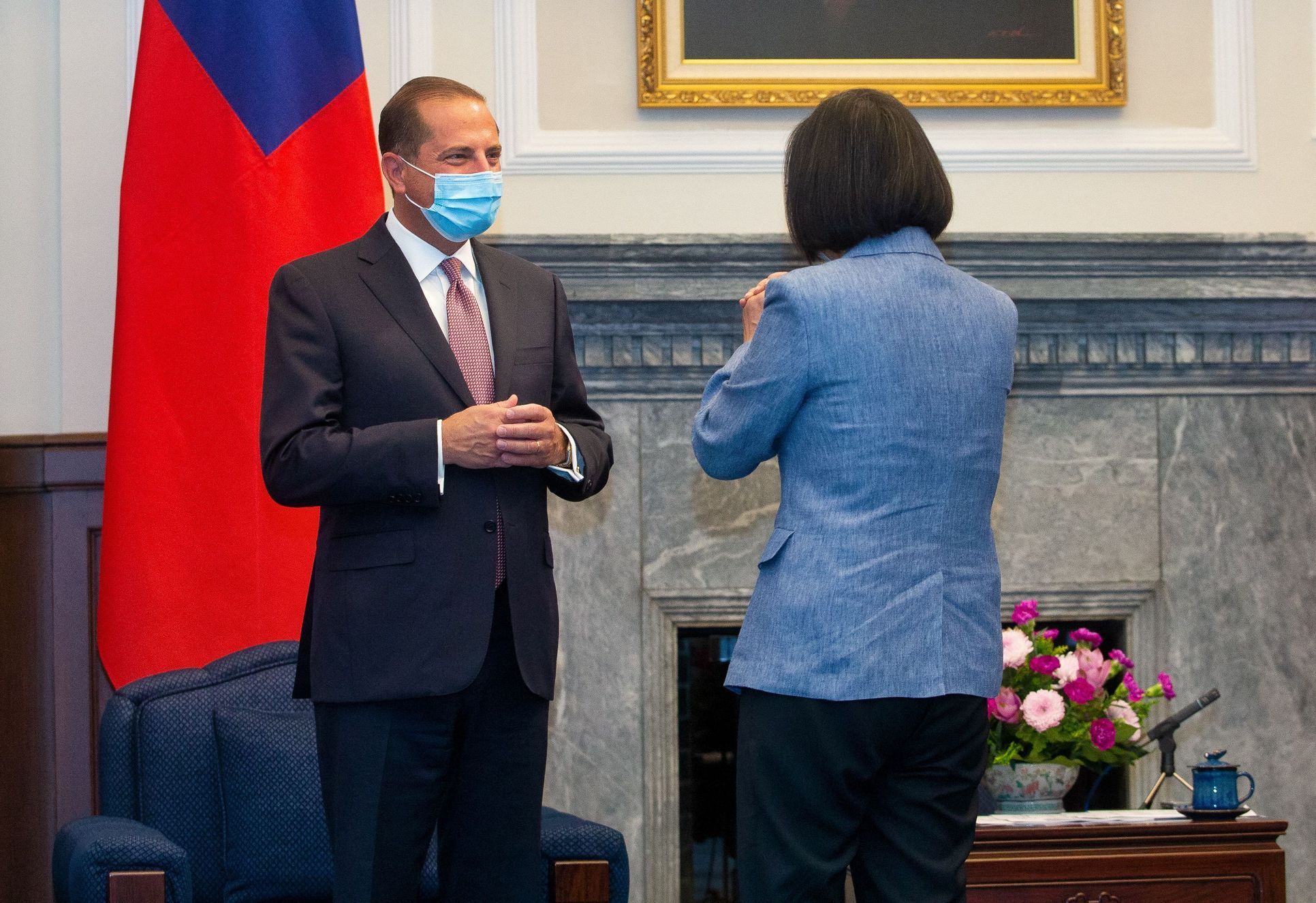 Americký ministr zdravotnictví Alex Azar se na Tchaj-wanu setkal s tamní prezidentkou Cchaj Jing-wen.
