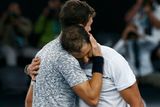 A takhle to vypadalo skončení zápasu. Dimitrov a Nadal se objali u sítě, zcela vyčerpaní.
