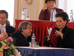 Předseda komunistů Vojtěch Filip se baví s Janou Bobošíkovou.