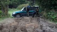 Kvůli výjimečnému stavu není v oblasti dovoleno pořádat "demonstrace, protesty nebo výlety", jak uvedla polská vláda v narážce na lokální působení humanitárních organizací. Ty upozorňují na katastrofální životní podmínky tábořících lidí.