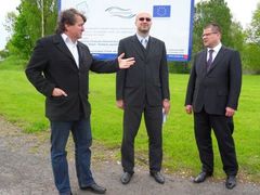 Šulc (vlevo) a Kušnierz (vpravo) společně při otevření jedné ze silnic, na kterou šly peníze z EU.
