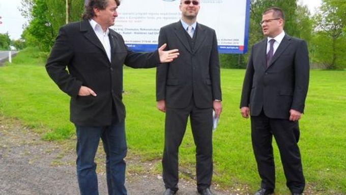 Kušnierz (vpravo) projekt bodoval, Šulc (vlevo) ho schvaloval a Pejšova (uprostřed) firma nakonec zakázku dostala.