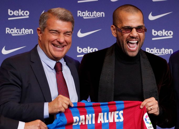 Dani Alves a šéf Barcelony Joan Laporta