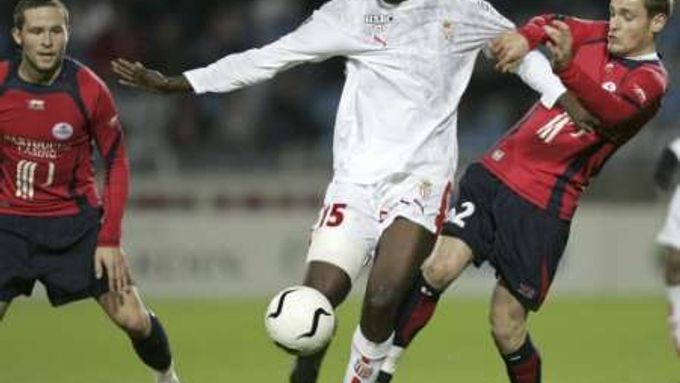 Mathieu Debuchy (vpravo) z Lille se snaží zastavit Yaya Tourého z AC Monaco ve francouzské lize.