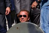 Arnold Schwarzenegger v obrněném transportéru v Cannes.