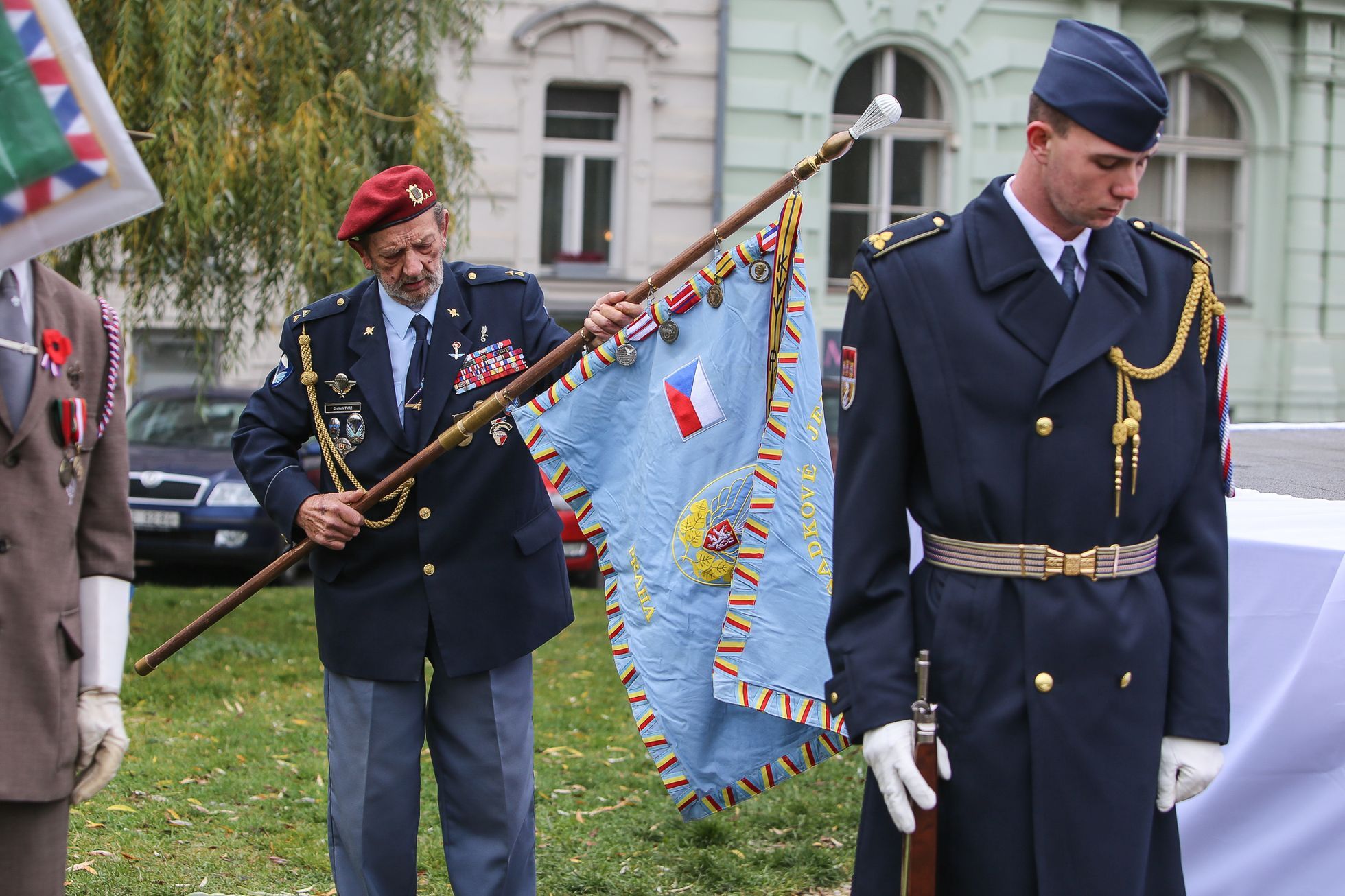 Odhalení pamětní desky Čechoslovákům bojujícím v RAF na památníku na Klárově v Praze