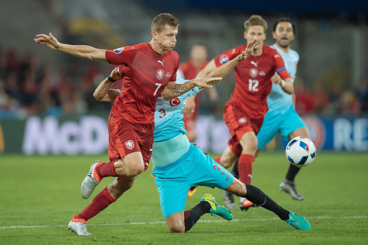 Euro 2016, Česko-Turecko: Tomáš Necid - Hakan Balta
