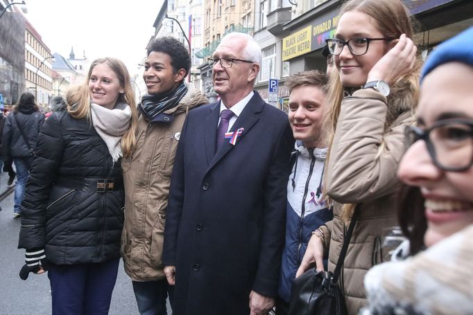 Jiří Drahoš se fotí se studenty během oslav 17. listopadu 2017.