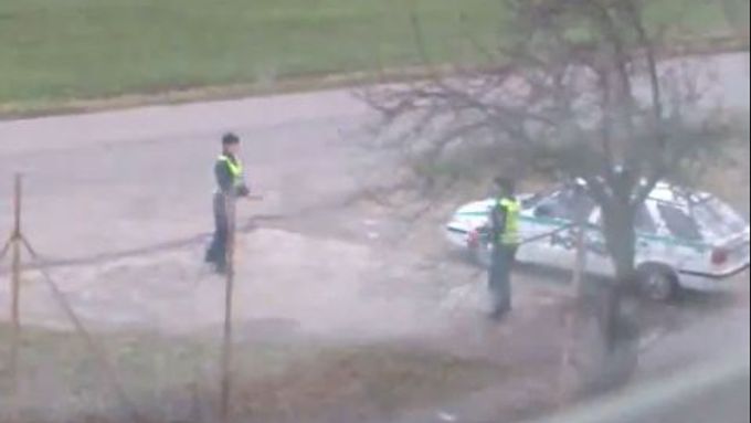 Takhle ne, řekli si policisté. A natočili instruktážní video