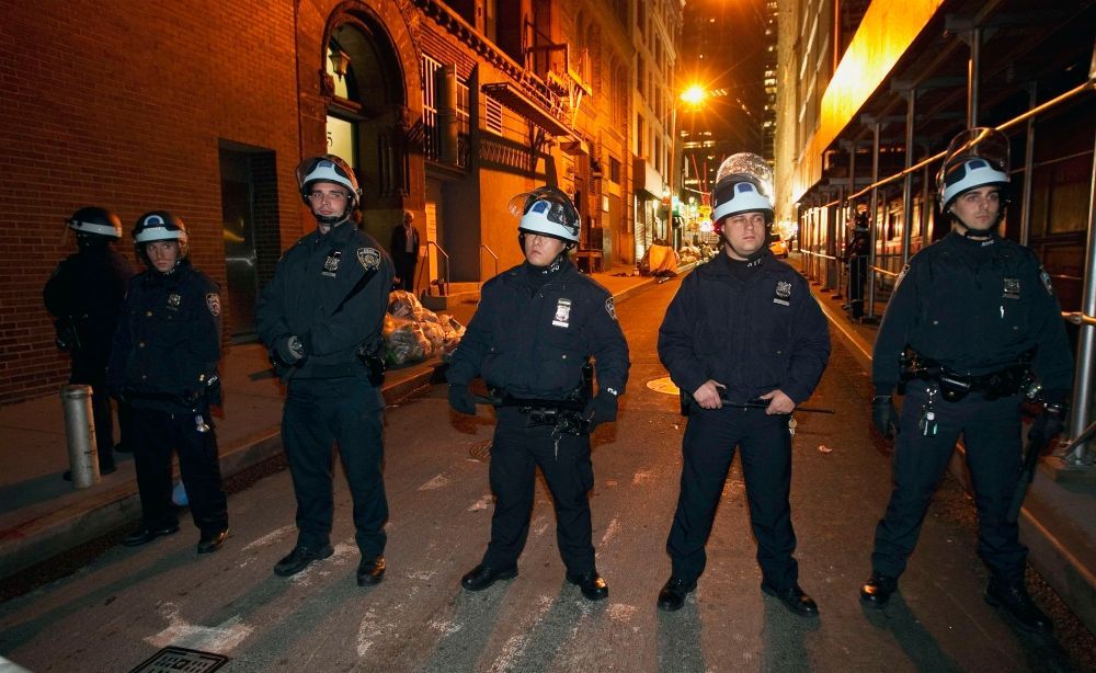 Policie rozhání účastníky hnutí Okupuj Wall Street 15. 11.