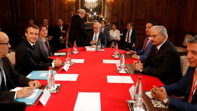Emmanuel Macron (druhý zleva) při jednání s libyjským Chalífou Haftarem (druhý zprava).