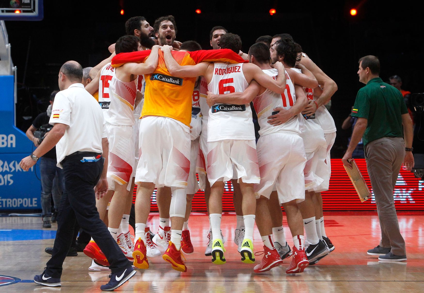Radost basketbalistů Španělska ve finále ME 2015 po výhře nad Litvou