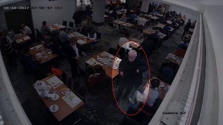 Při snídani v pražském hotelu přišla o kabelku. Poznáte zloděje?