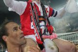 Karol Kisel - Fotbalová Slavia prožila v roce 2013 možná největší krizi v historii klubu, byla i na posledním místě. Jestli ale někdo mužstvo hecoval a tmelil, byl to Kisel, který se rozhodl na podzim ve 36 letech ukončit kariéru. Rozloučil se vítězně a celý kotel skandoval jeho jméno.