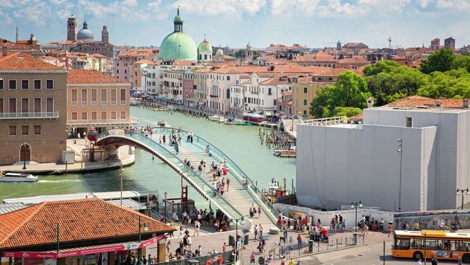 Ponte della Costituzione byl otevřen před 11 lety a propojuje místní železniční stanici Venezia Santa Lucia s náměstím Piazzale Roma.