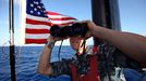 April 25, 2011 - Fort Lauderdale, Florida, U.S. - -- Fort Lauderdale, Fla. -- Machinist's Mate Third Class Albert Cook, 21, of Stockton, Illinois, looks out towards the bow while on the bridge of the USS Annapolis (SSN 760), a S6G nuclear reactor powered fast attack submarine, while sailing to Port Everglades in Fort Lauderdale on Monday. The USS Annapolis measures 362 ft. in length and 33 ft. at the beam, a diving depth of over 400 ft., 27+ mph, 12 vertical launch missile tubes, 4 torpedo tubes, and a crew of 130 enlisted submariners. The submarine was commissioned April 11, 1992 with its homeport in Groton, Connecticut. USS Annapolis sailed to the 21st Anniversary of Fleet Week at Port Everglades, Fort Lauderdale. (Credit Image: © Gary Coronado/The Palm Beach Post) ( automatický překlad do češtiny )